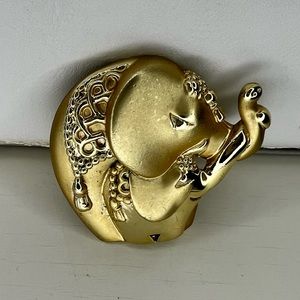Mama and baby elephant pin